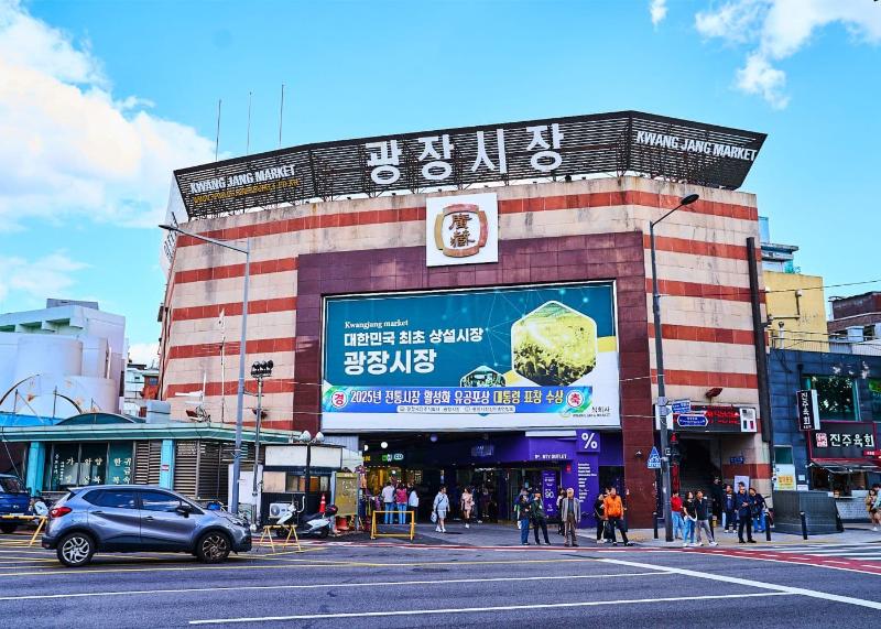 广藏市场真实建筑招牌与入口；具体摊位需进入后再定位。