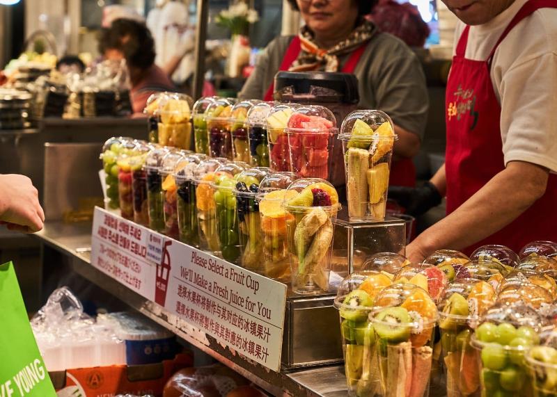 食品区水果摊实景，点单前看清单杯内容与价格。