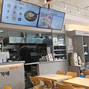 备选金家饭卷首尔站店的点餐区与座位，2026年4月用户配图；这张不是会贤店。