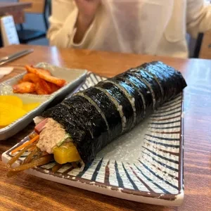 饭卷天国会贤店的金枪鱼饭卷历史实拍；2024年用户照片，展示饭卷断面与份量形态。
