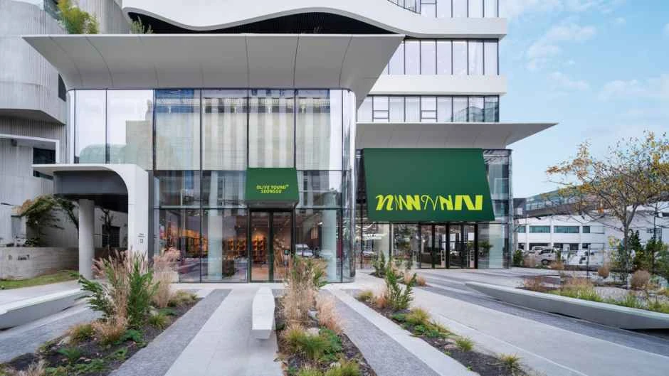韩国旅游发展局公开的Olive Young N圣水门店照片；用于辨认本店，现场陈列可能改变。