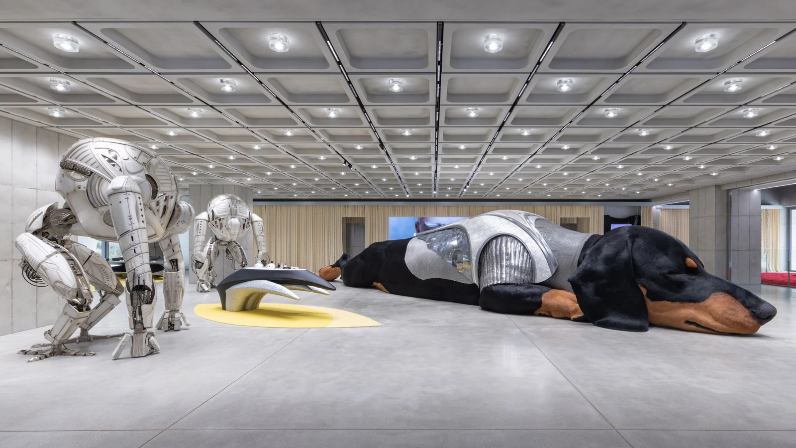 品牌官网标为HAUS NOWHERE SEOUL的实景：犬形装置与机械造型。展陈可能调整。