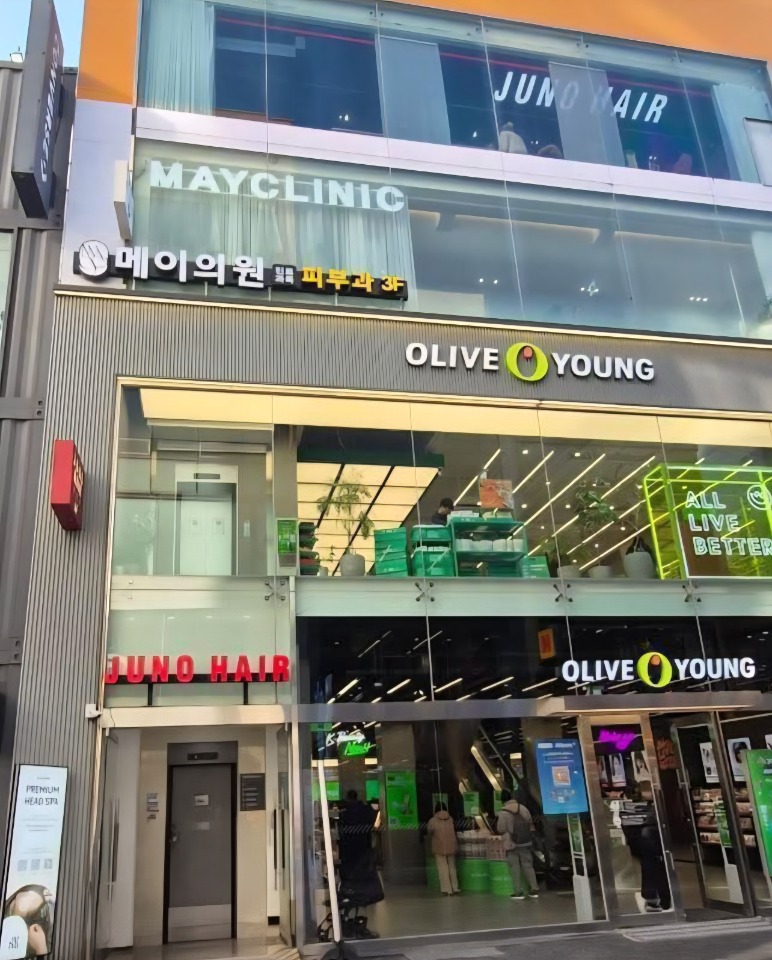 JUNO官方门面实拍：可见Olive Young、JUNO HAIR和电梯入口；按官方说明上4层，EMIS在对面。