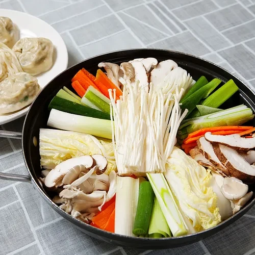 黄生家餐厅页共享锅物照片，可见蔬菜与部分饺子；并非一盘蒸饺，具体菜单名称待现场确认。