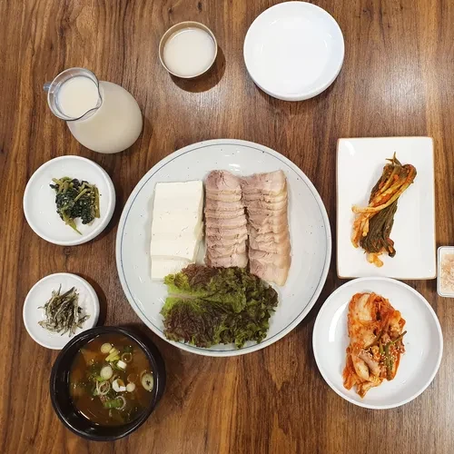 黄金豆田米其林页面的豆腐、切肉与配菜摆盘；不把画面中的全部菜品视为一个已确认套餐。