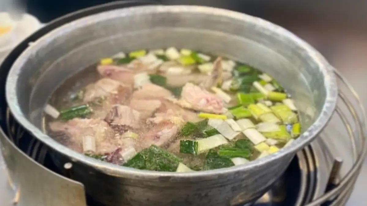 陈玉华对应店页的一只鸡汤锅实拍，目视核对为鸡块与葱的清汤；拍摄日期未确认。