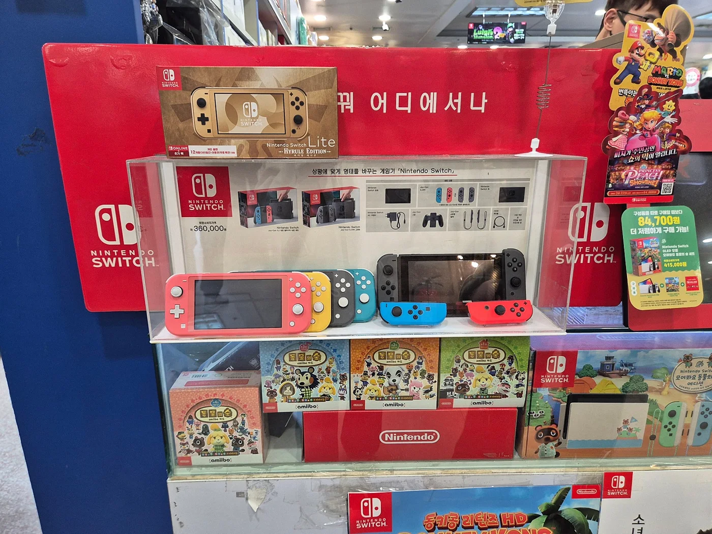 9 楼商铺的 Nintendo Switch 陈列柜；2025 年照片，不代表当前型号、价格或库存。