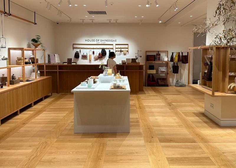 House of Shinsegae的器物陈列；不代表十月具体库存。