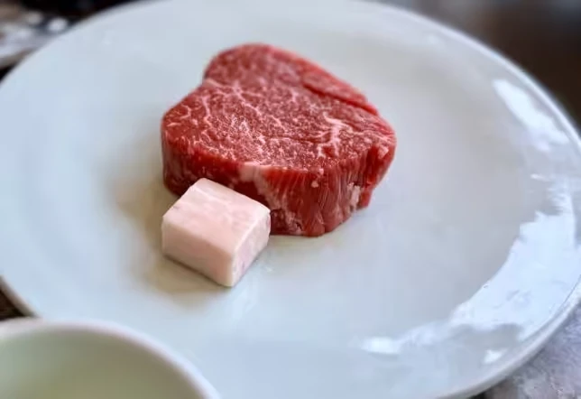 原作者实点的130克韩牛肋眼，生肉装盘实拍；照片不是双人总量。