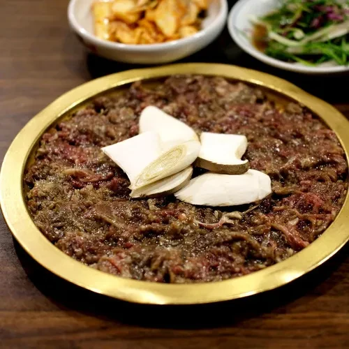 又来屋公开餐厅页的肉类菜品实拍；不是冷面照片，不代表套餐内容或现价。