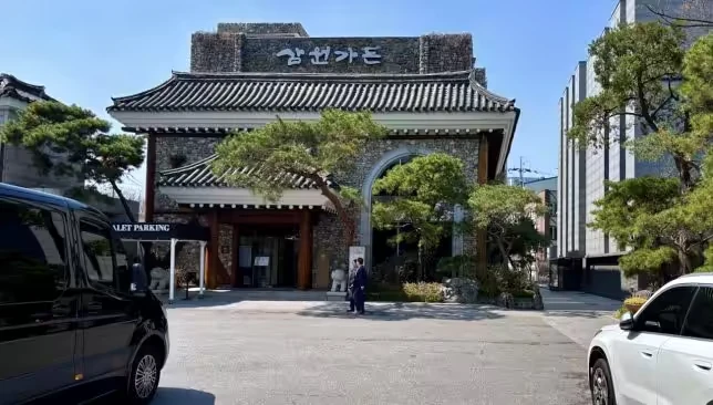 三元花园传统建筑及车道实景；正式就餐也可能安排在旁边现代楼。