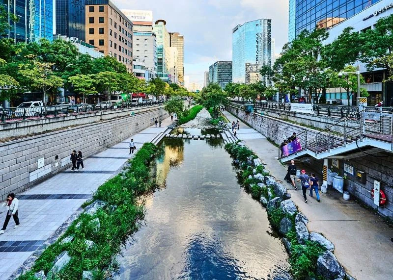 清溪川官方资料图；水位、照明与临时活动以现场为准。