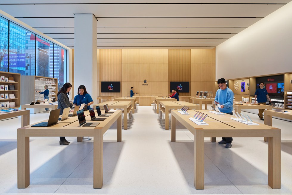 2024年Apple官方开幕室内实拍，观察地面、产品桌与吸音表面。