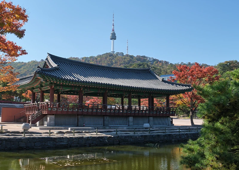 南山谷韩屋村官方配图；移建家屋与新建复原家屋的区别见正文。