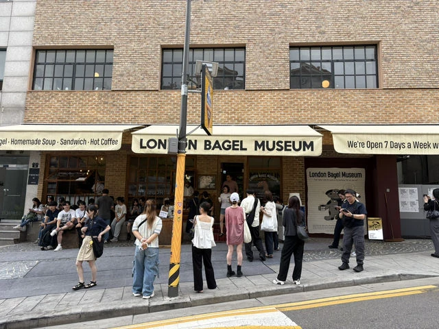 安国分店门面实拍，可见 LONDON BAGEL MUSEUM 遮阳篷；原帖为七月发布，非十月现场。