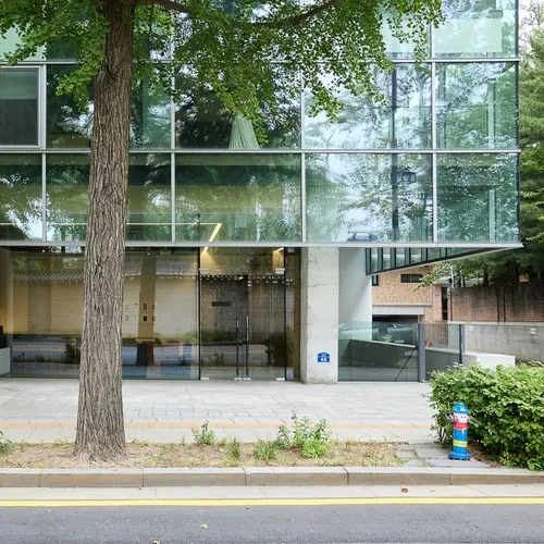 Onjium 所在建筑的玻璃外立面；用来识别建筑，餐厅在四层。