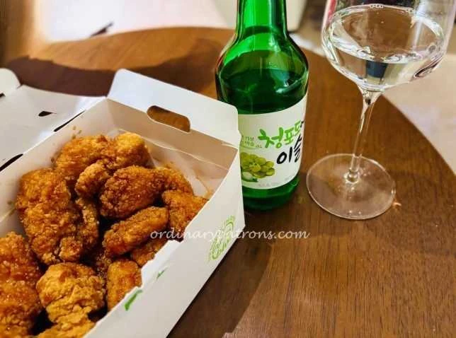 原作者外带回房间的无骨蜂蜜鸡；酒由作者另购，非套餐包含。