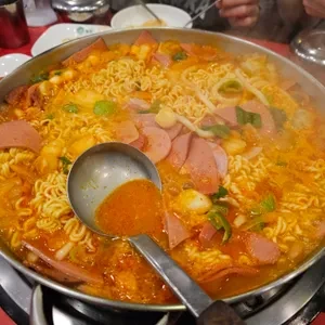 同店历史锅中加入拉面的样子；文件标识为2023年5月，配料须按本次所点套餐核对。