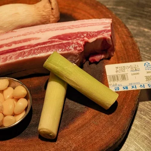 金猪食堂公开餐厅页的厚切猪肉展示；已核对原页截图，不代表当日克重或价格。