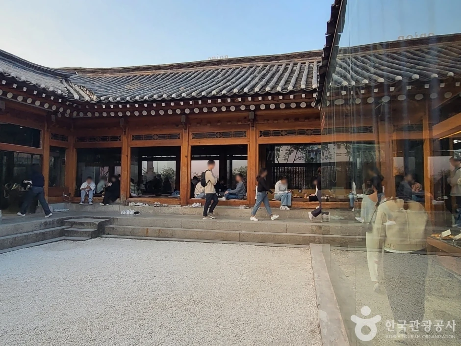 韩国旅游发展局对应条目的安国 Onion 韩屋庭院实拍，目视可见脱鞋坐区、石阶和木檐；不是圣水工业风分店。