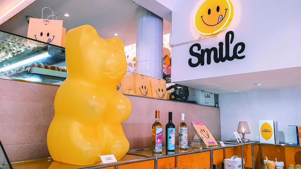 青潭店历史实拍：笑脸与 Sugar Bear 陈列；图片路径为2022年，不能代表改造后每件装饰仍在。