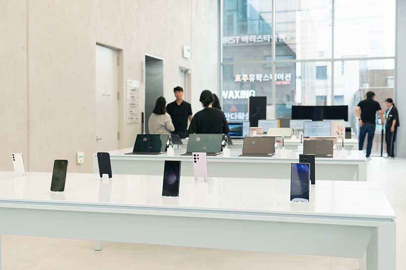 二层试机台实景：照片来自三星显示开业报道，样机与陈列会更新。