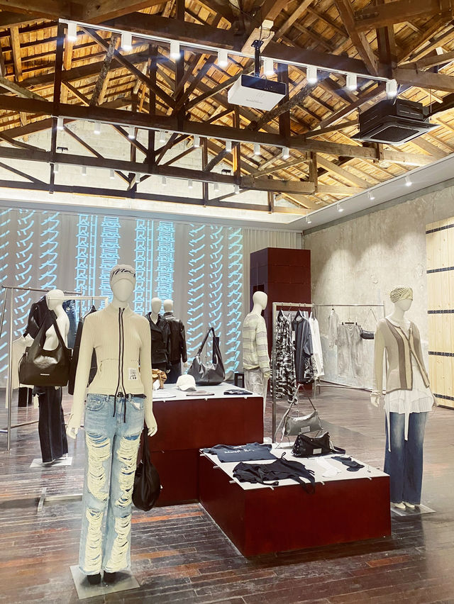 九号新旗舰服饰陈列与屋架；作者到访实拍，非十月实时陈列