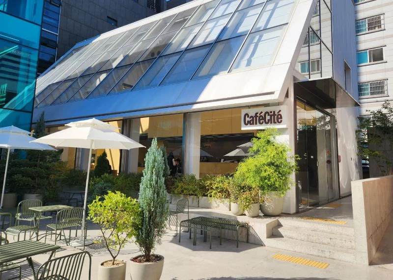 CaféCité 圣水门面、玻璃屋顶与室外露台实拍；是圣水地址对应建筑。
