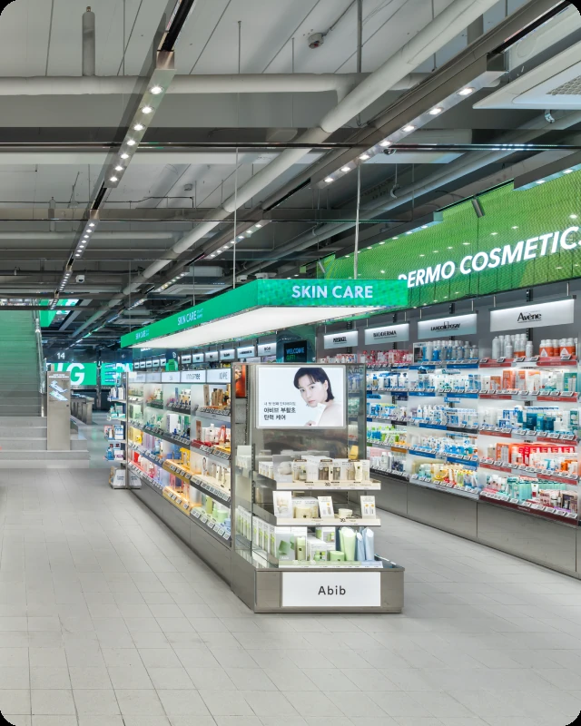 明洞全球店护肤品货架