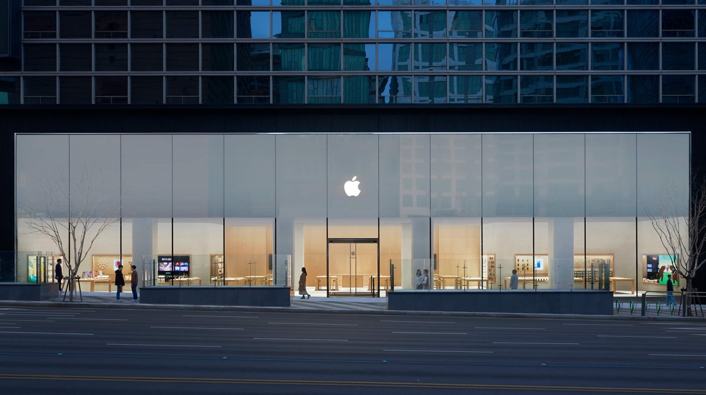 Apple江南官方外观：宽阔玻璃与上部反射表面。图片不是当日营业或排队状态。