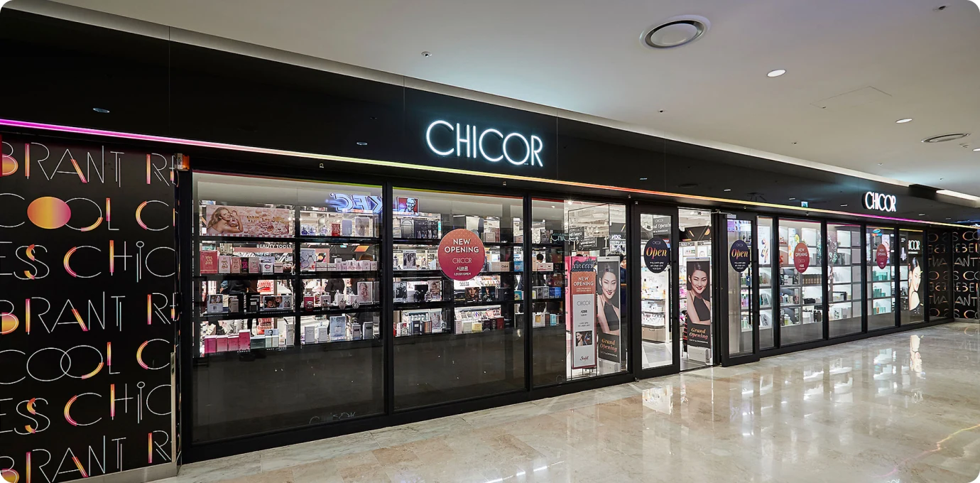 CHICOR COEX官方门面实景：发光招牌与玻璃橱窗，位于商场B1。