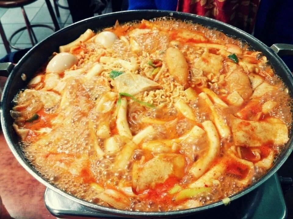 本店桌上现煮年糕锅历史照片；文件标识含2014，不能作为现行份量或菜单证明。