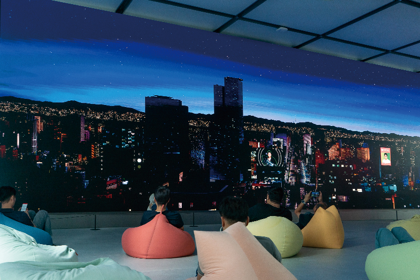 四层The Wall大屏实景：开业报道中的城市画面，当日内容与开放以现场为准。