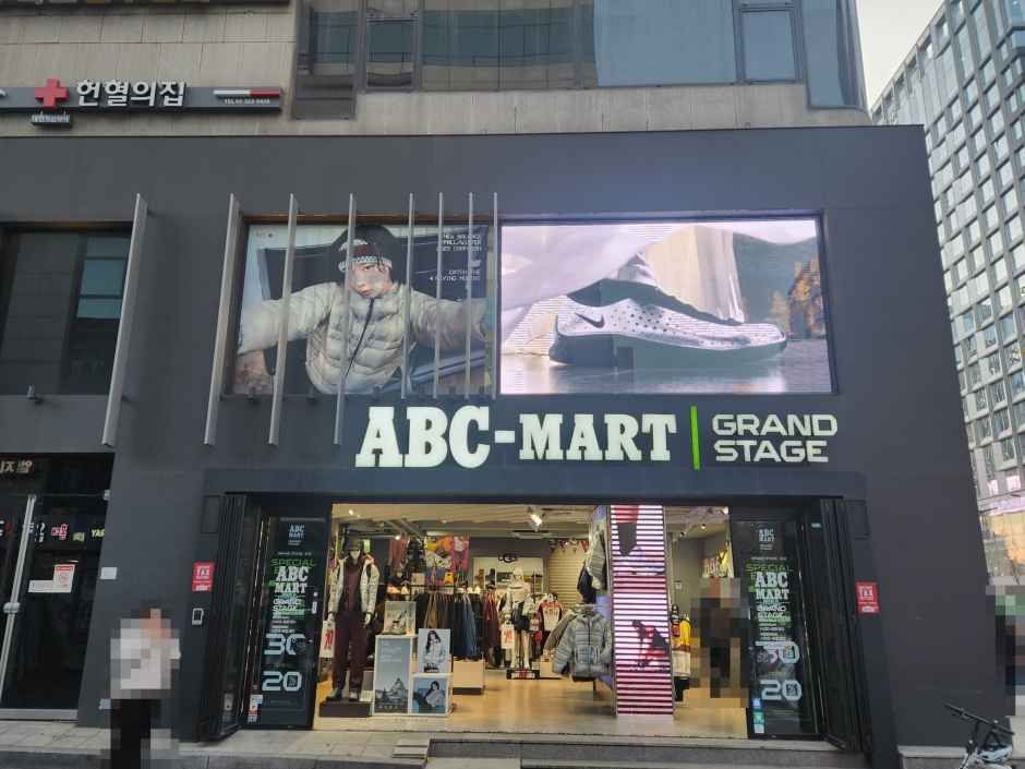 KTO本店条目真实门面：ABC-MART GRAND STAGE招牌；屏幕商品和促销只反映画面拍摄时。
