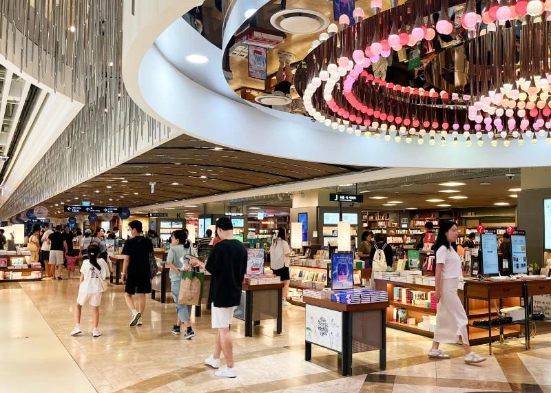 光化门店书架区域；原页图像替代文字明确为书店内景，不作为特定书籍库存证明。