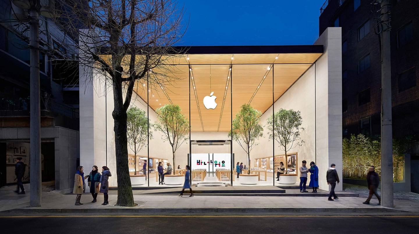 Apple林荫道官方外观照：树木、透明玻璃立面与街道的关系。