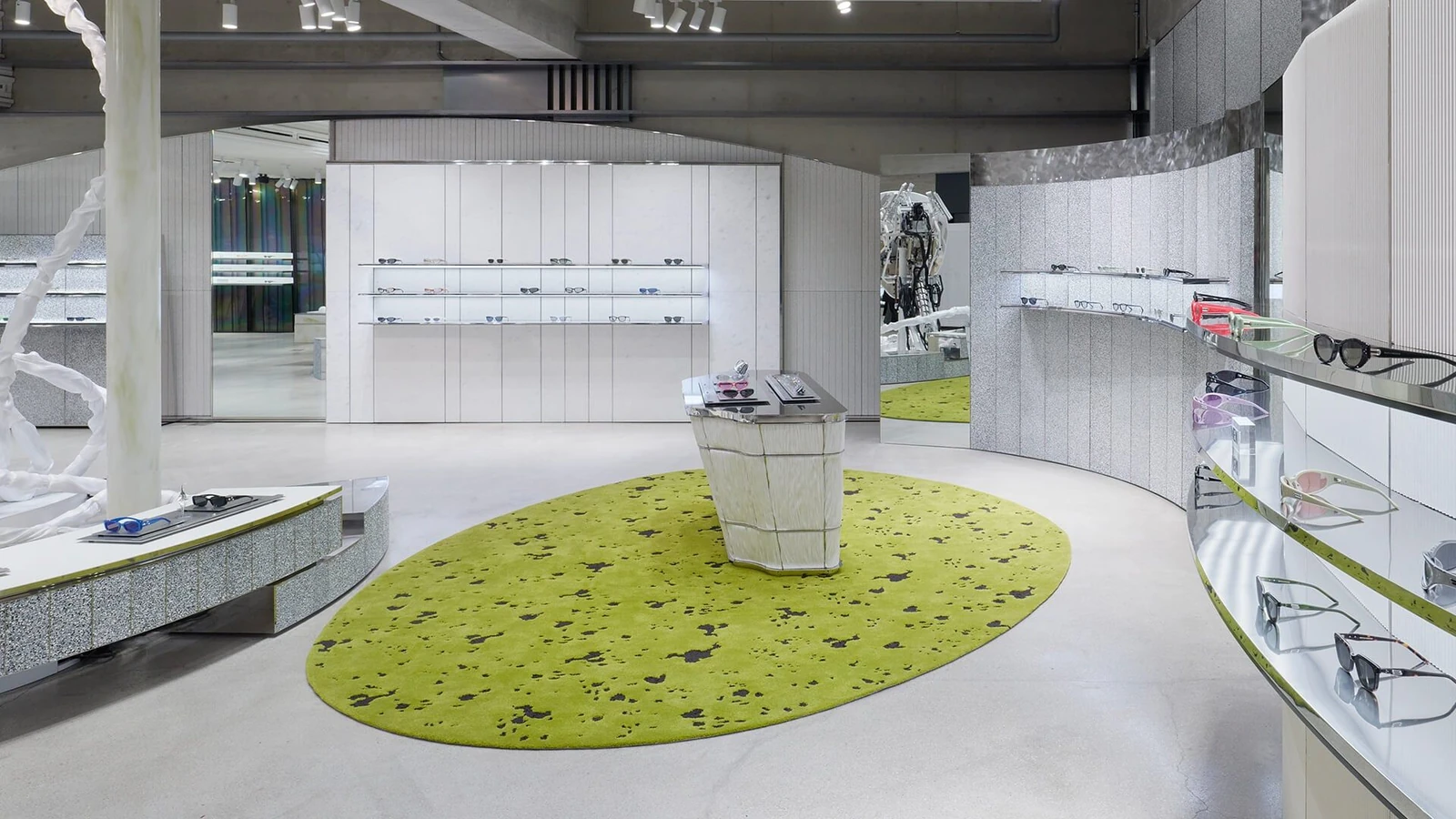 Gentle Monster岛山店官方实景；展陈和装置可能随季节更换。