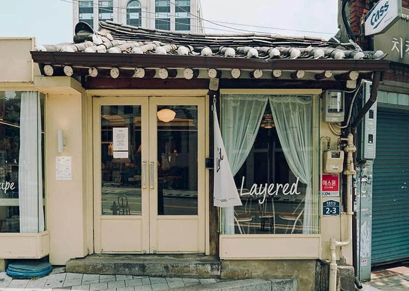 安国店黄色门面与瓦屋顶实拍；可见门牌2-3，非延南分店。