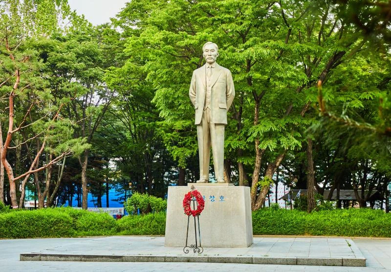 岛山公园安昌浩雕像，官方图片明确对象；公园具有纪念性质。
