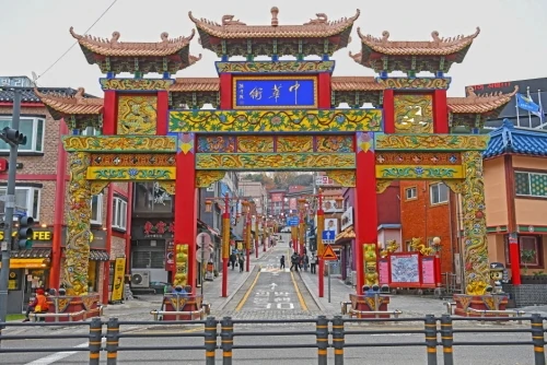 仁川中华街，韩国旅游发展局城市专题配图；非2026节庆现场。
