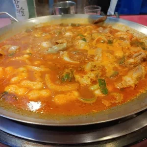 江南City店历史桌上部队锅，红汤中可见豆腐和配料；文件标识含2023，不能证明今日份量。