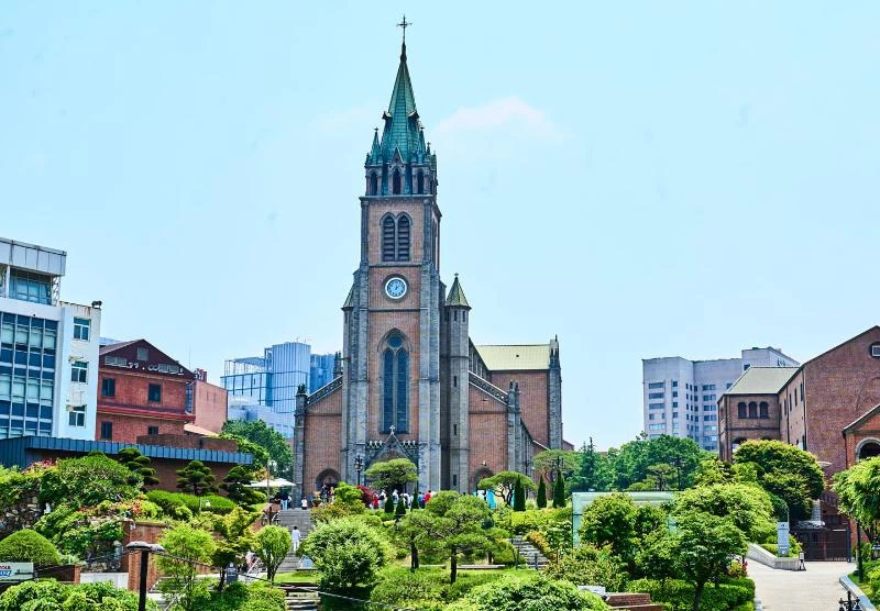 明洞圣堂官方配图；明洞商业街与圣堂的参观规则分别适用。