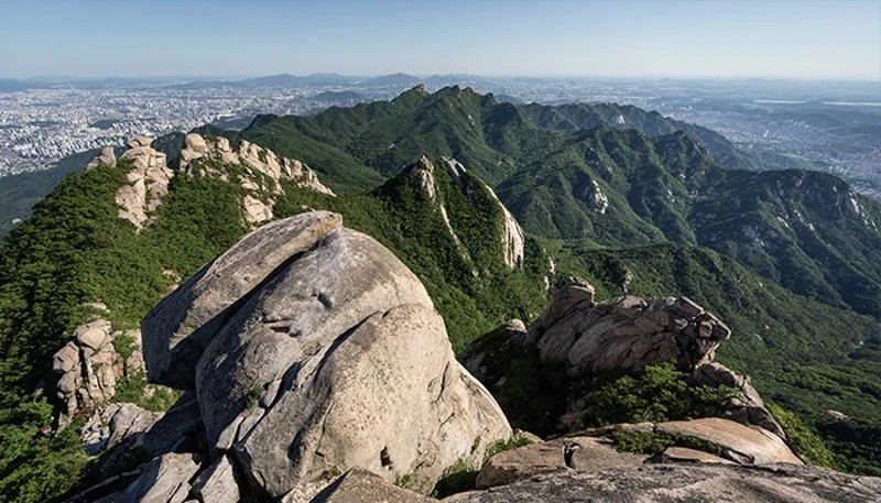 北汉山岩峰官方配图；不代表白云台末段现已开放。