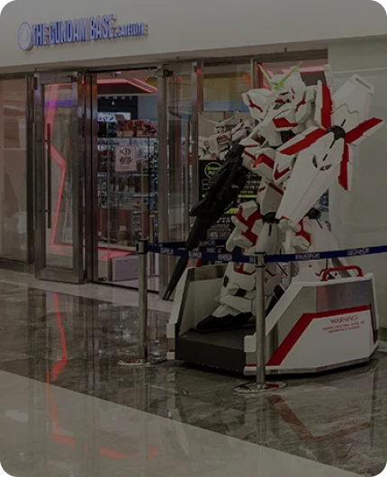 COEX高达基地官方门面实景：入口店牌与大型机体展示，门店位于B2。