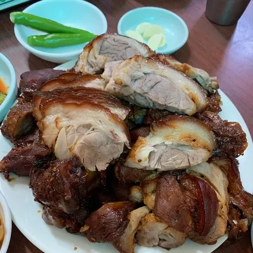 奶奶家指南页切片猪蹄照片，可见皮、脂肪与瘦肉的层次；不是脊骨汤照片。