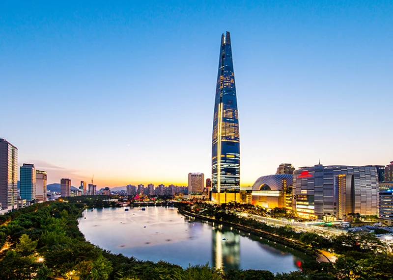 乐天世界塔旅游局实景配图；建筑高度与观景平台站立高度不同。