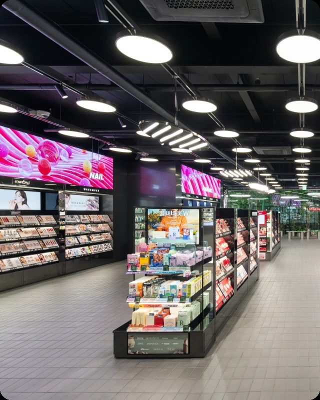 明洞全球店彩妆陈列