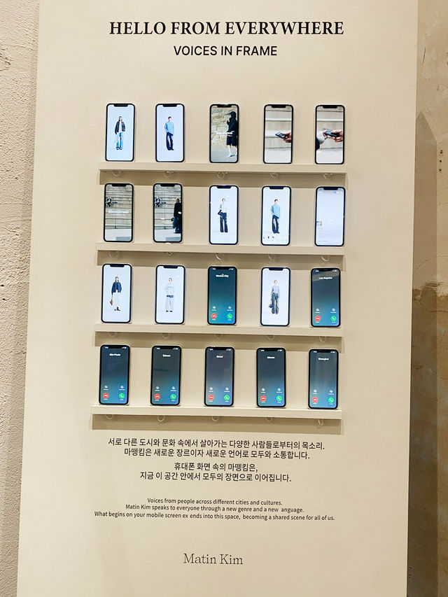 HELLO FROM EVERYWHERE 手机屏幕墙；当期装置可能变更