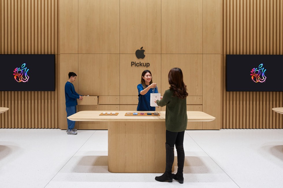 弘大Apple Pickup区域官方实拍，帮助区分取货与自由体验区域。