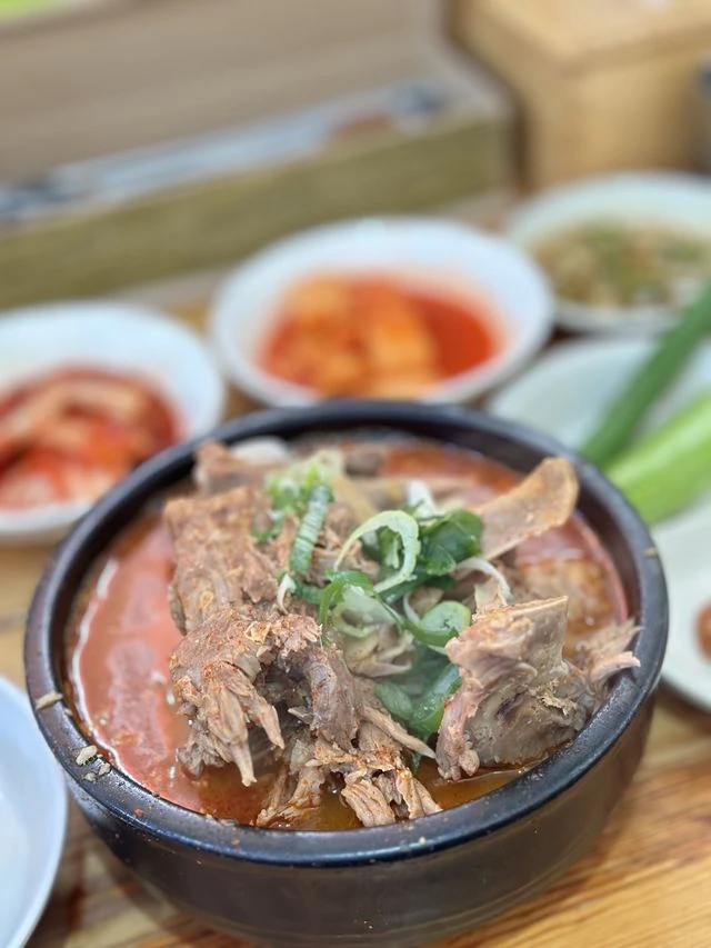 对应店铺聚合页的个人碗装排骨汤，不能据照片认定当前肉量或价格。